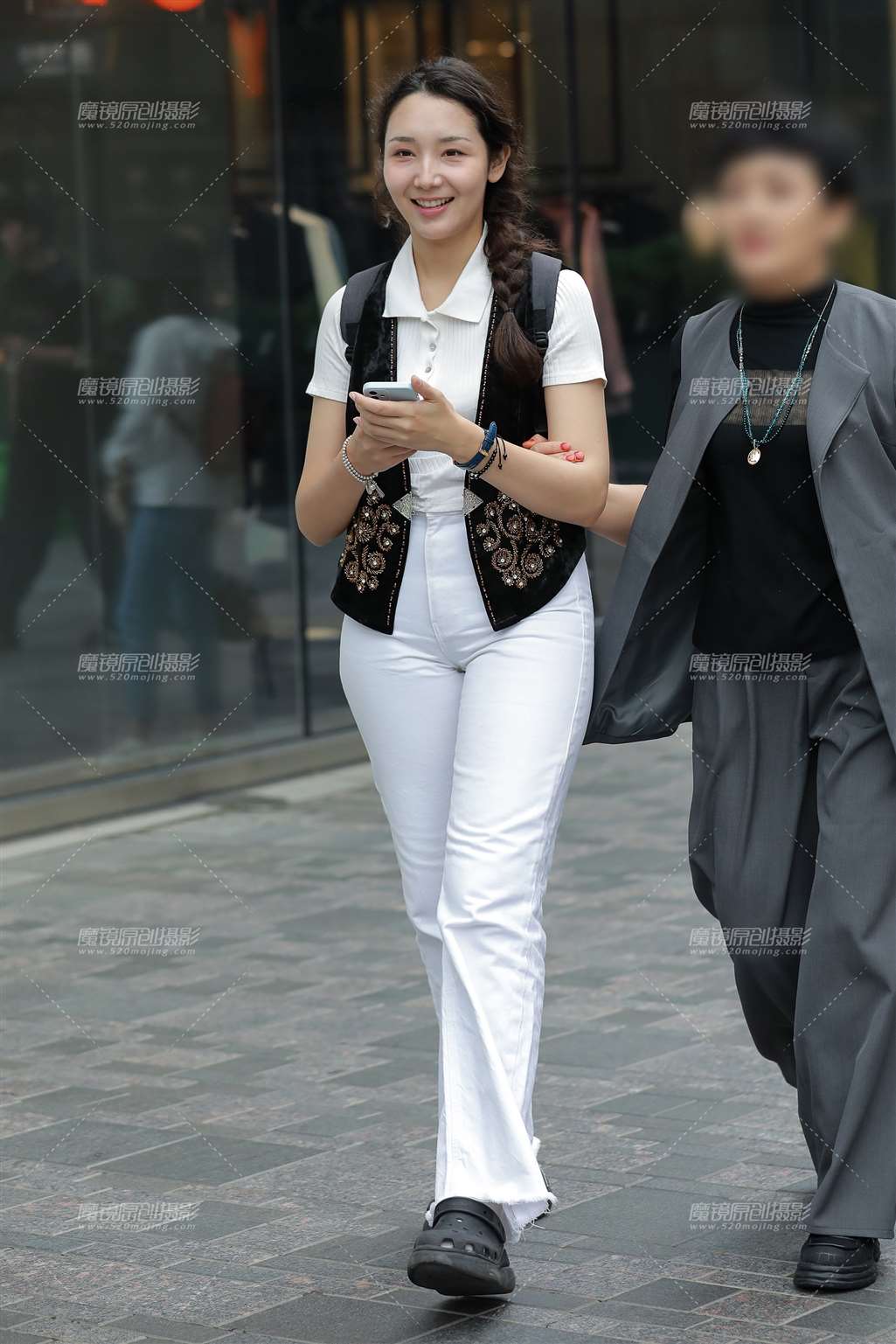 图片[1]-丰润白色紧身裤-街拍流行馆