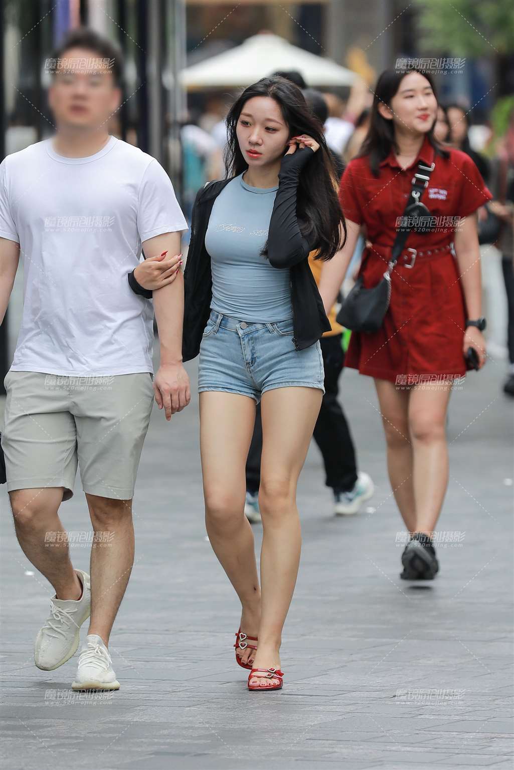 图片[4]-蓝色牛仔热裤女友-街拍流行馆
