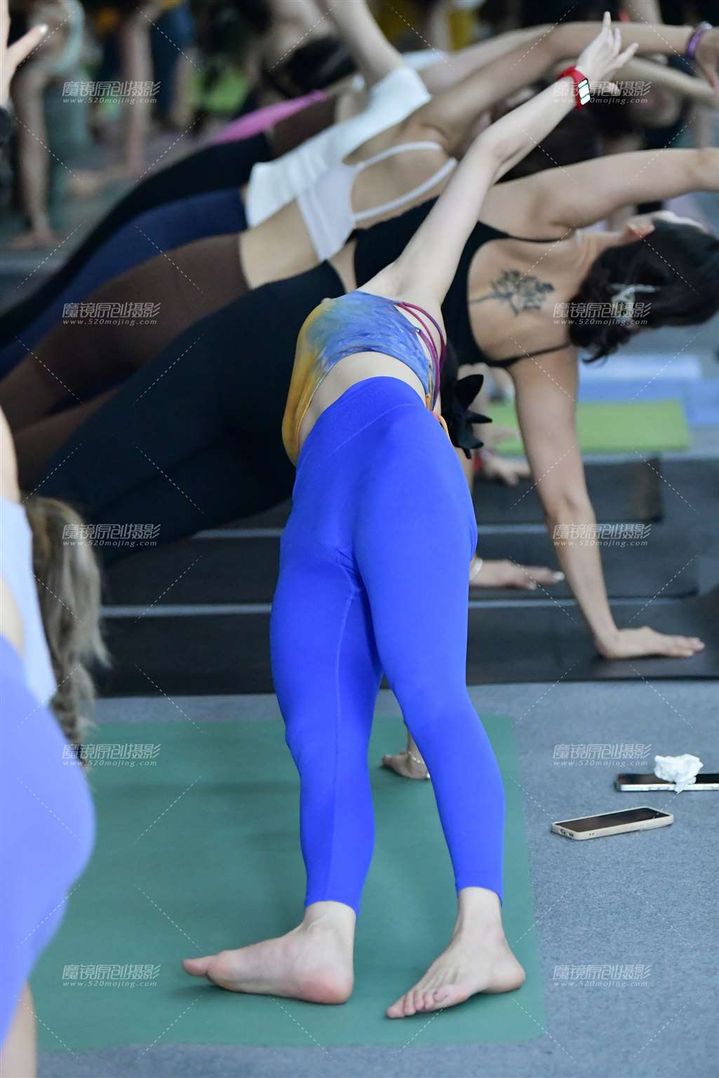 图片[1]-热汗舒展瑜伽美女-街拍流行馆