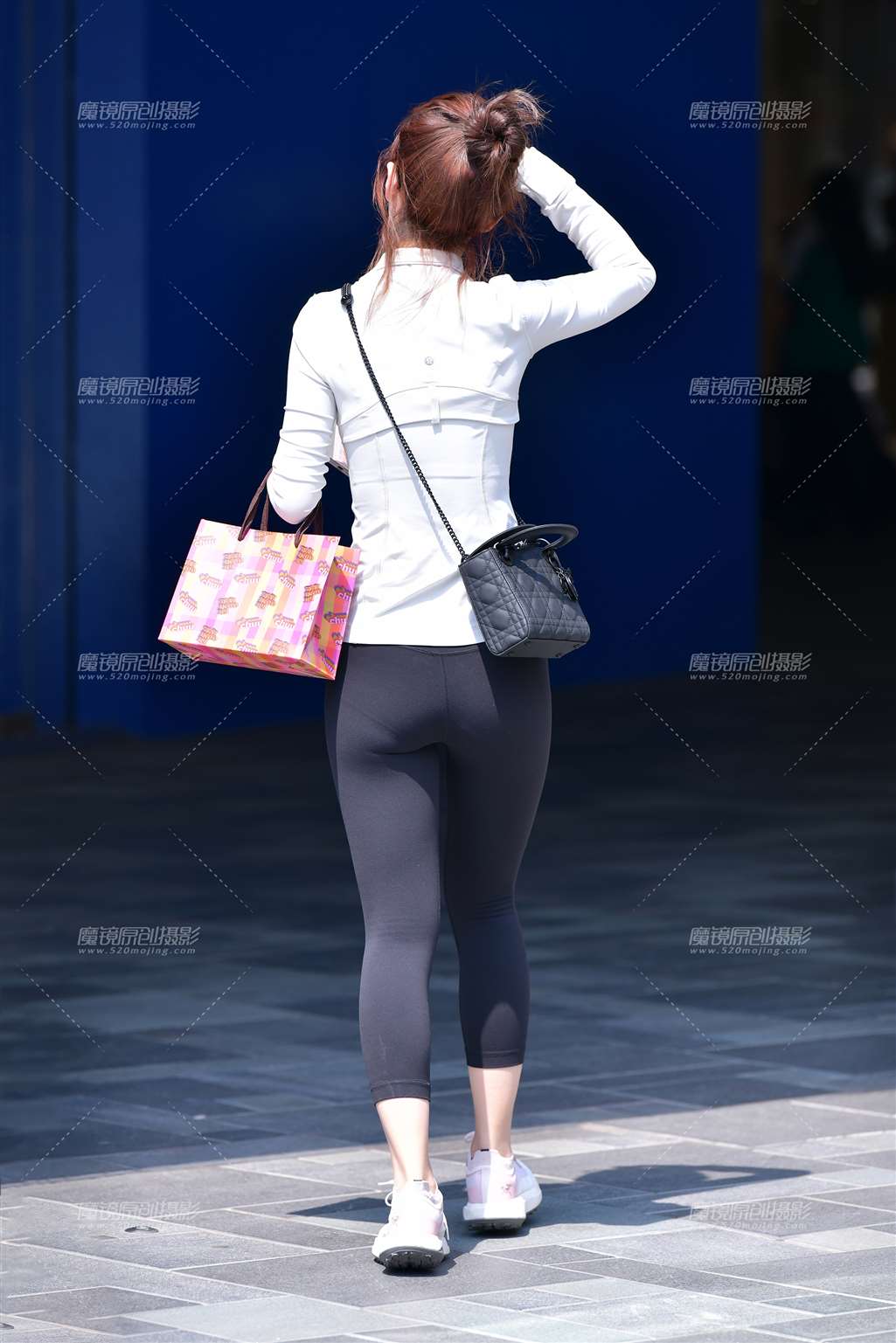 图片[2]-九分紧身裤美女-街拍流行馆