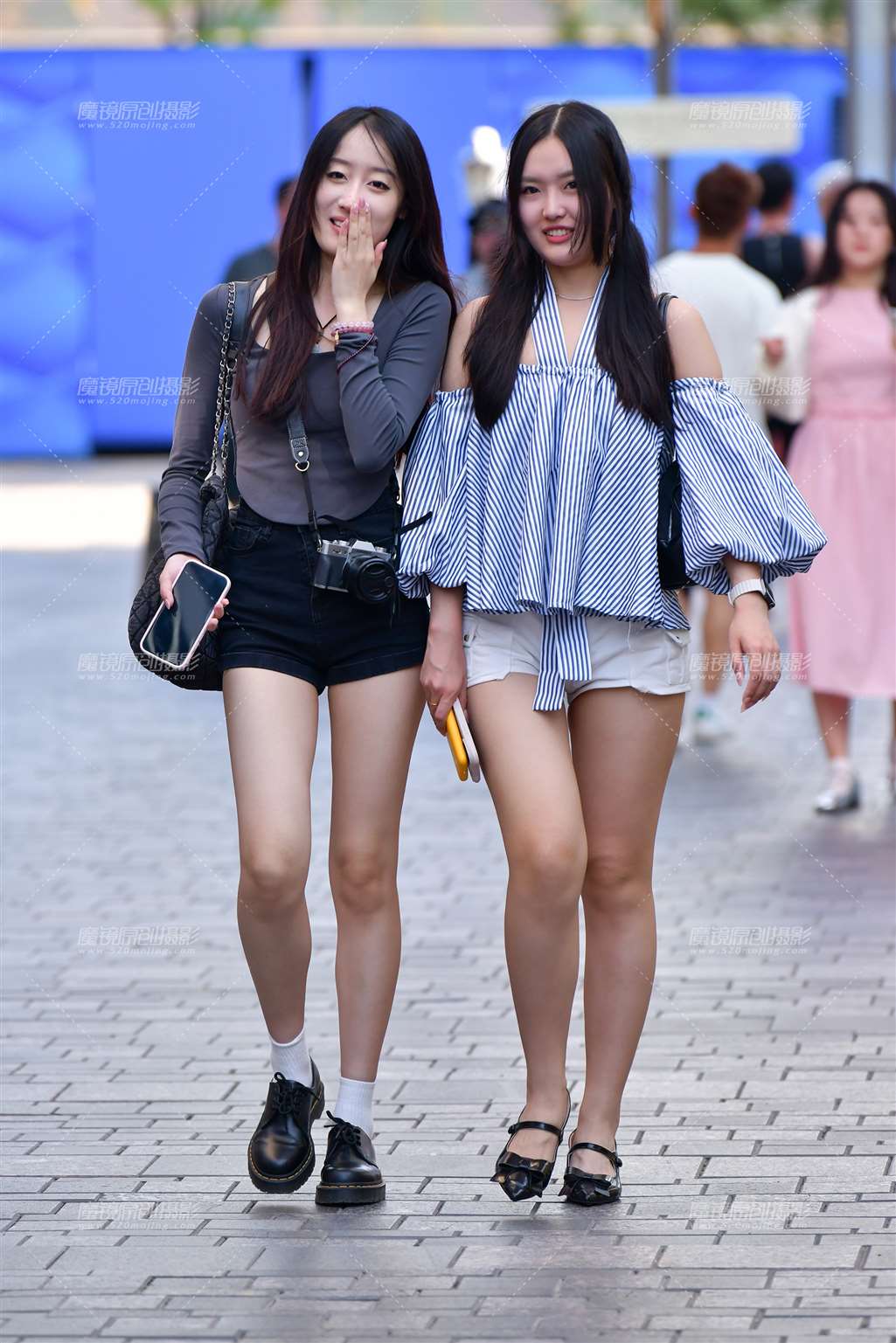 图片[1]-姐妹热裤美女-街拍流行馆