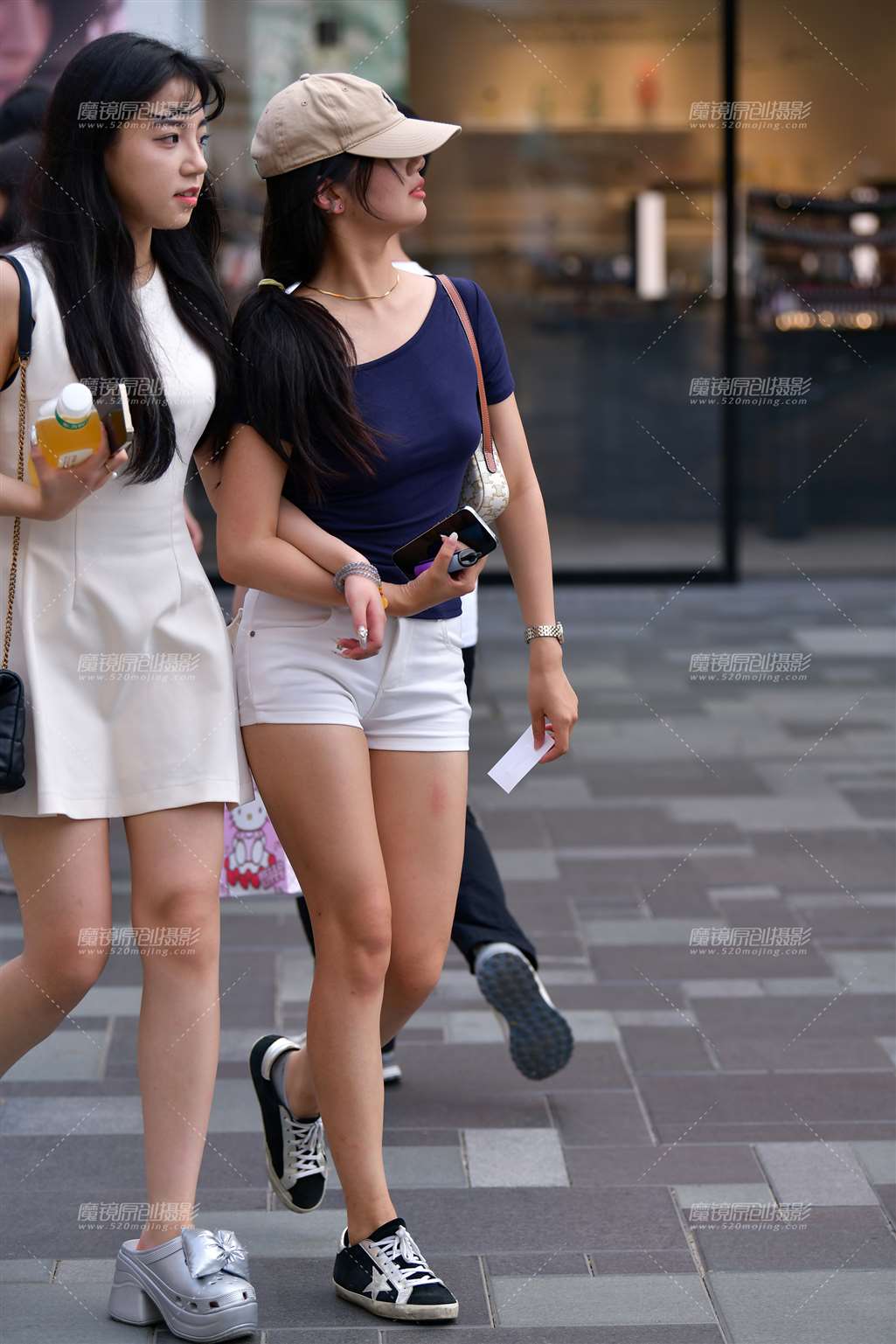 图片[4]-白色热裤美女-街拍流行馆