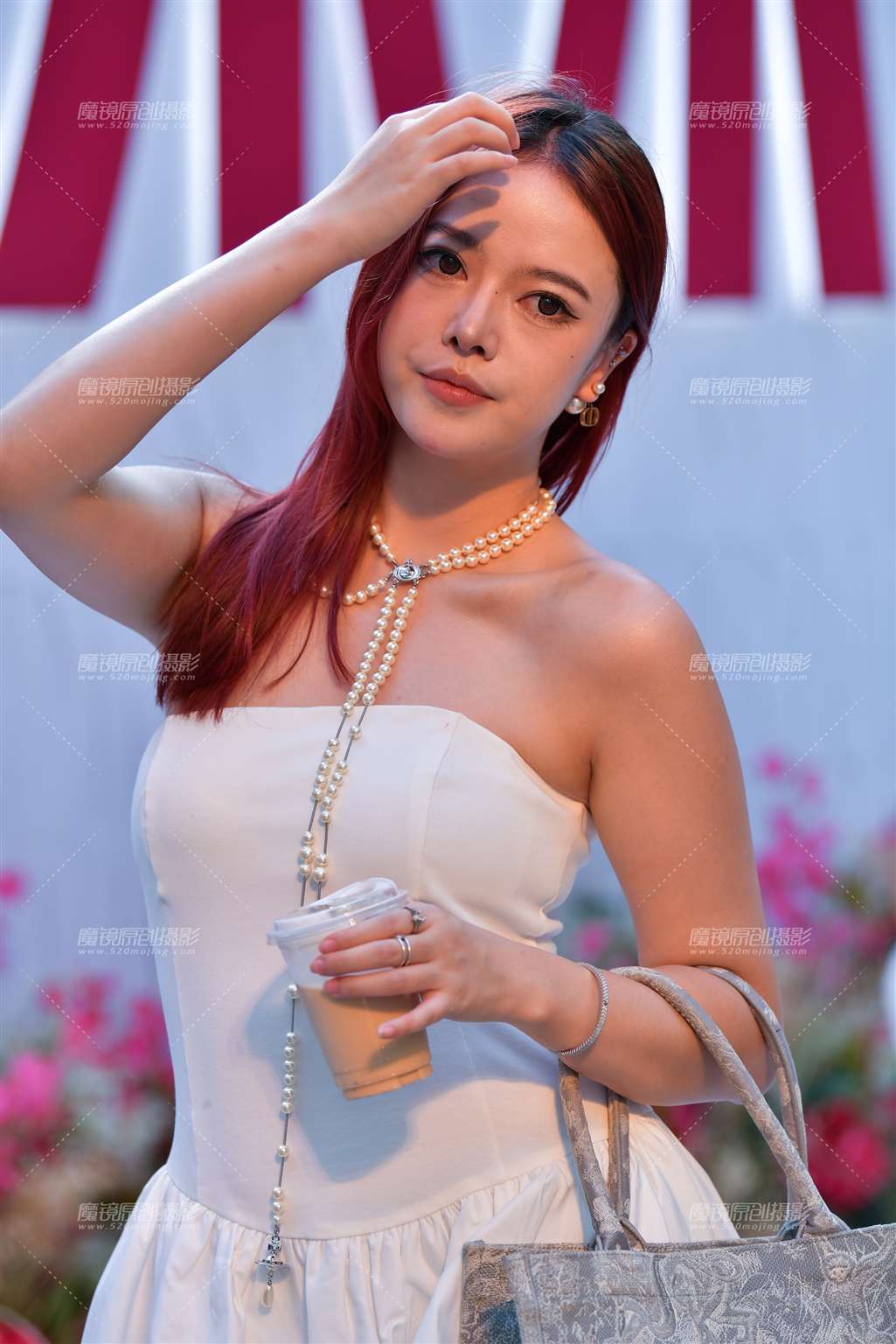 图片[1]-珍珠项链白裙美女-街拍流行馆