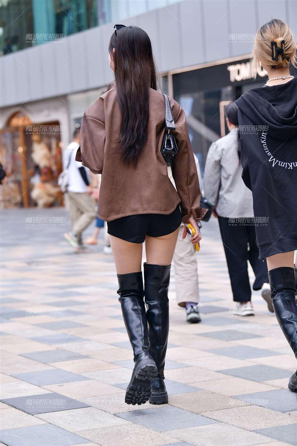图片[2]-步伐一致长靴美女-街拍流行馆