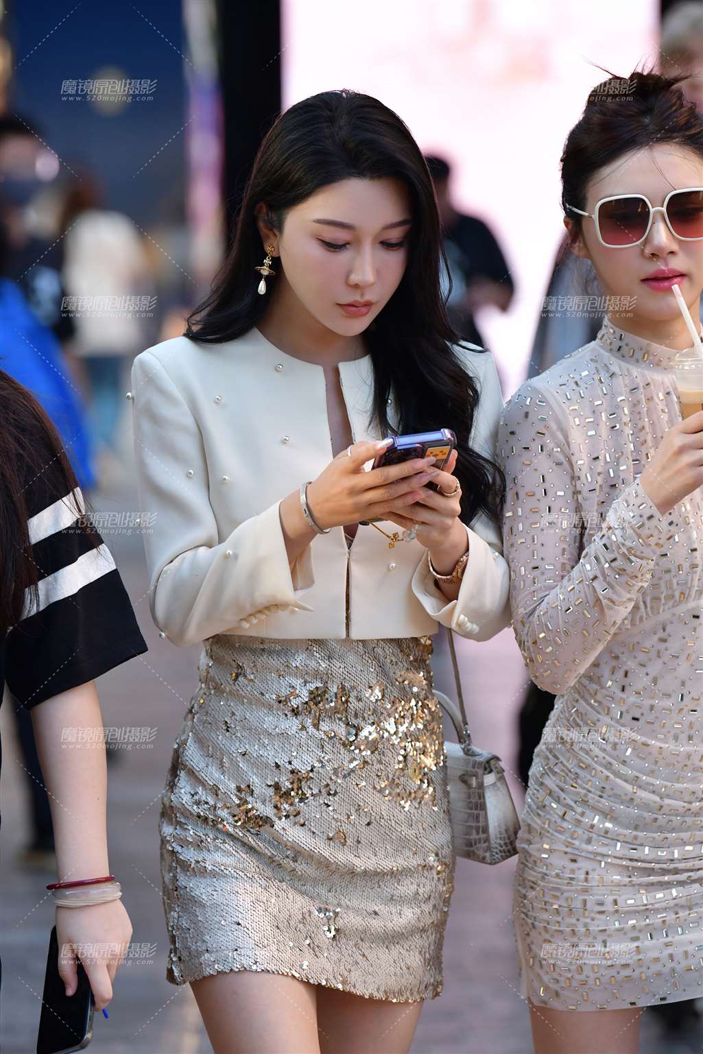 图片[1]-两位漂亮气质美女-街拍流行馆