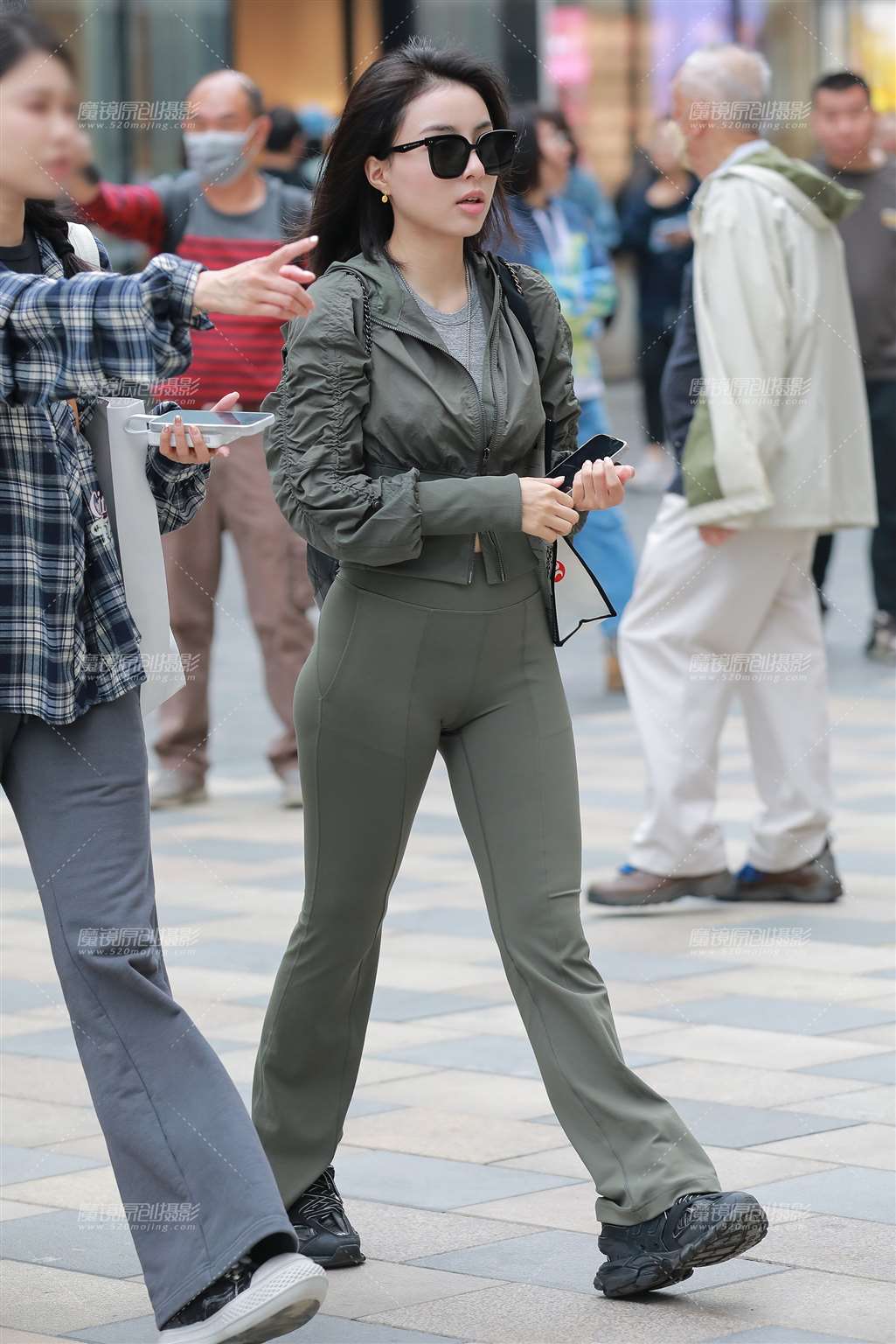 图片[5]-绿色紧身裤美女-街拍流行馆