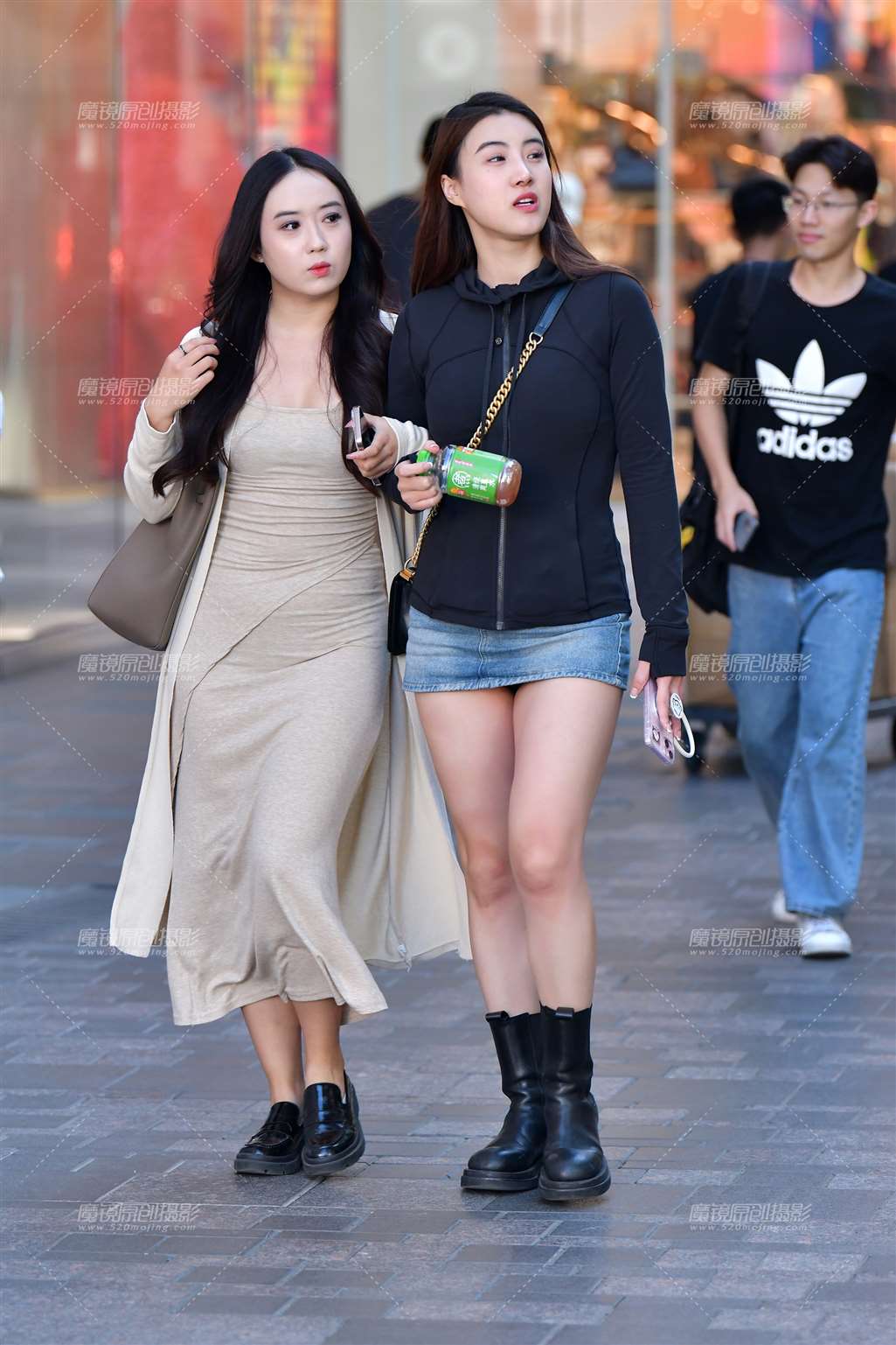 图片[1]-牛仔超短裙美女-街拍流行馆