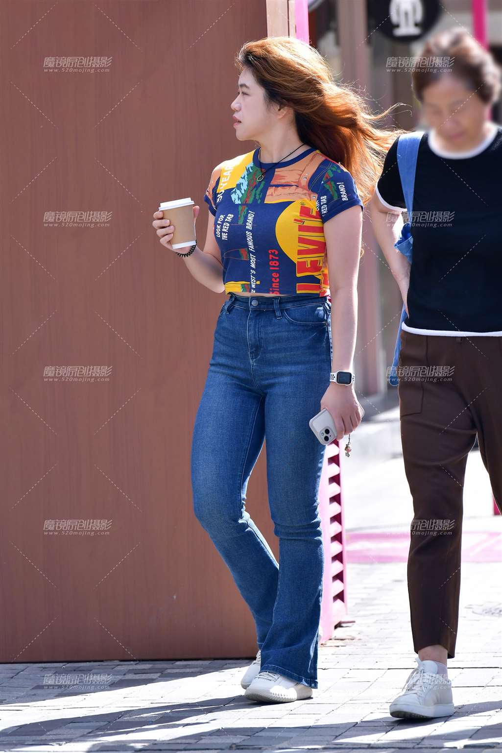 图片[1]-微丰腴藏蓝牛仔裤美女-街拍流行馆