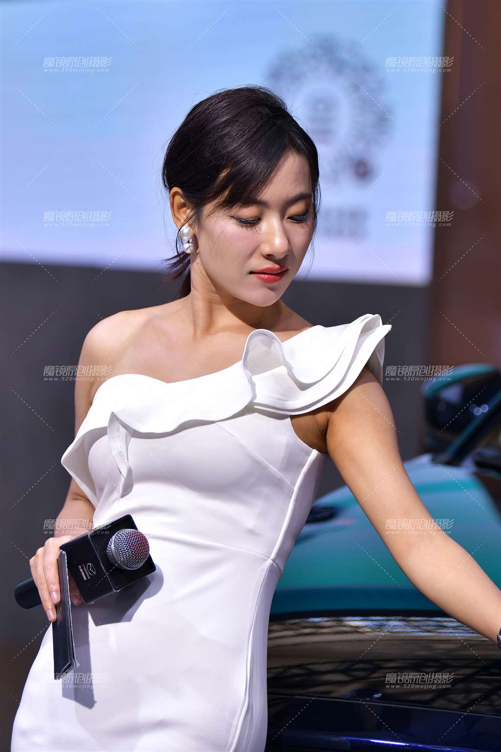图片[1]-漂亮主持洁白长裙美女-街拍流行馆