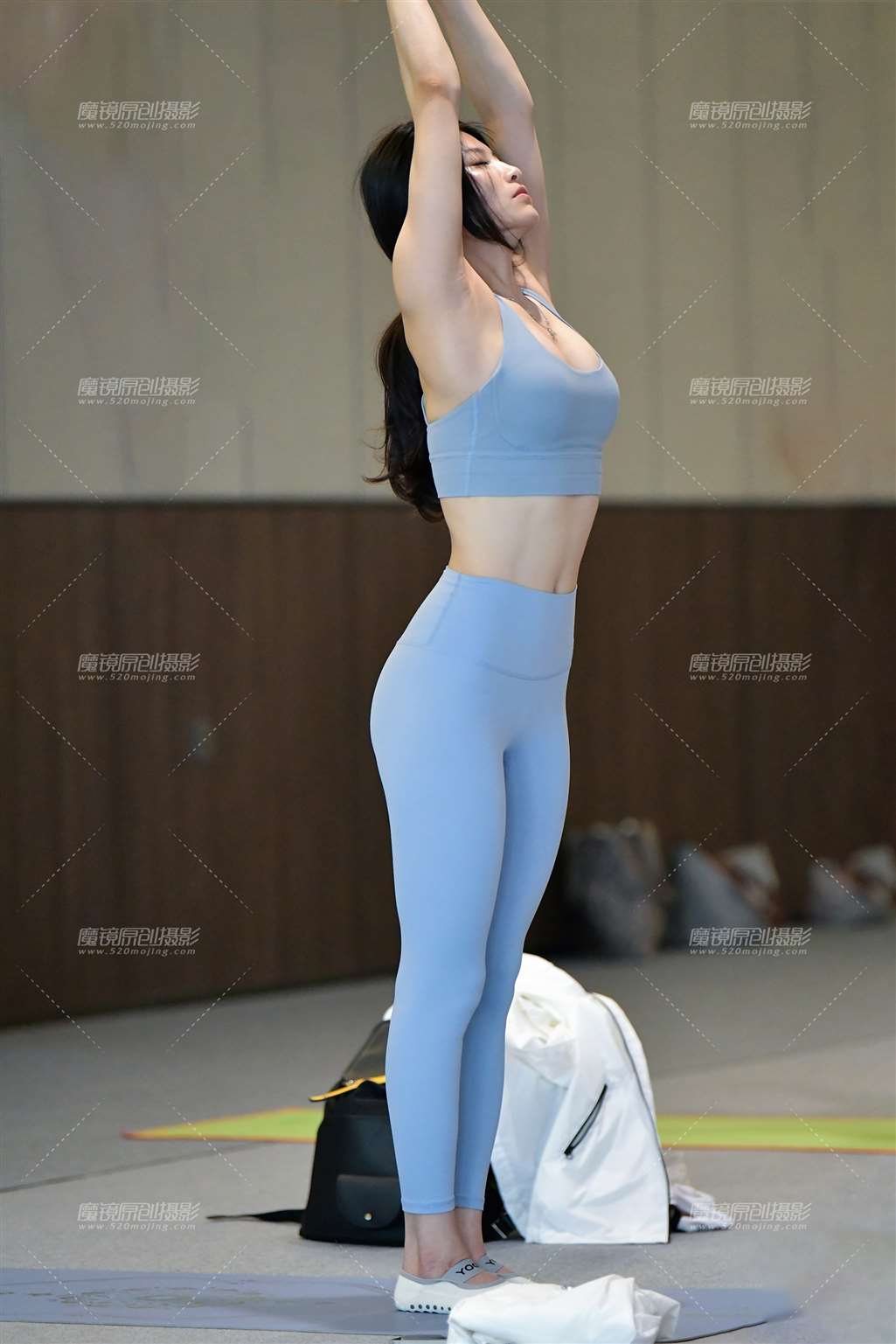 图片[1]-苗条柔美舒展瑜伽美女-街拍流行馆