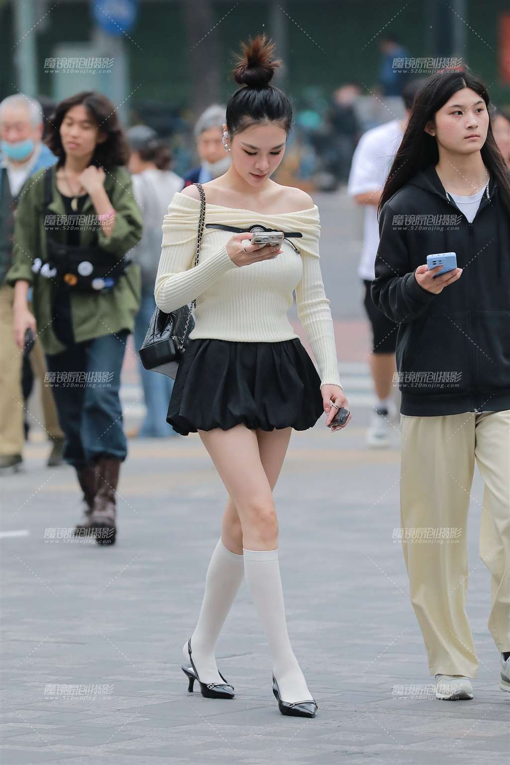 图片[3]-黑色百褶裙美女-街拍流行馆