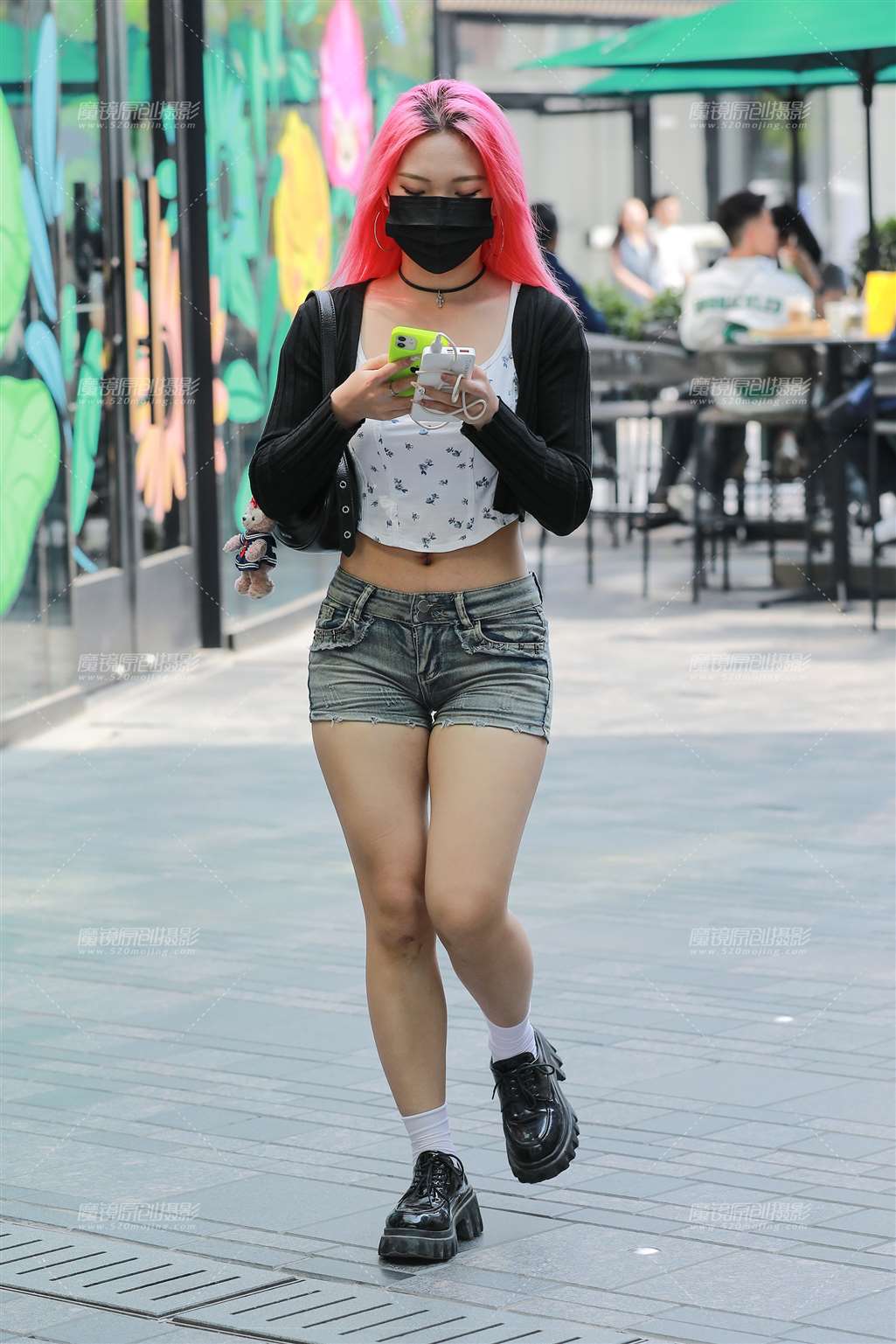 图片[1]-红发热裤美女-街拍流行馆