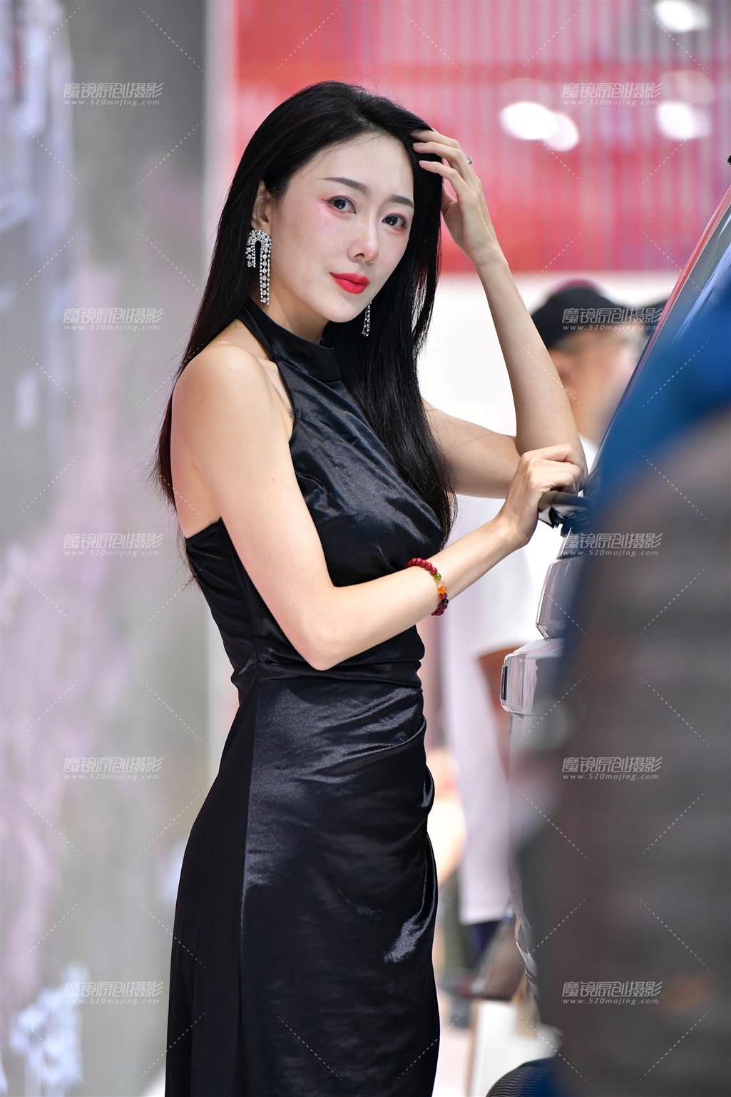 图片[1]-长裙漂亮车模美女-街拍流行馆