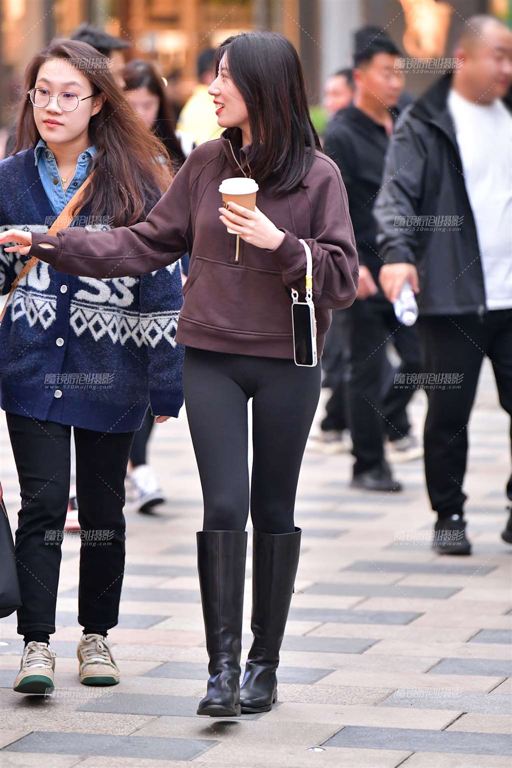 图片[1]-苗条黑紧身裤美女-街拍流行馆