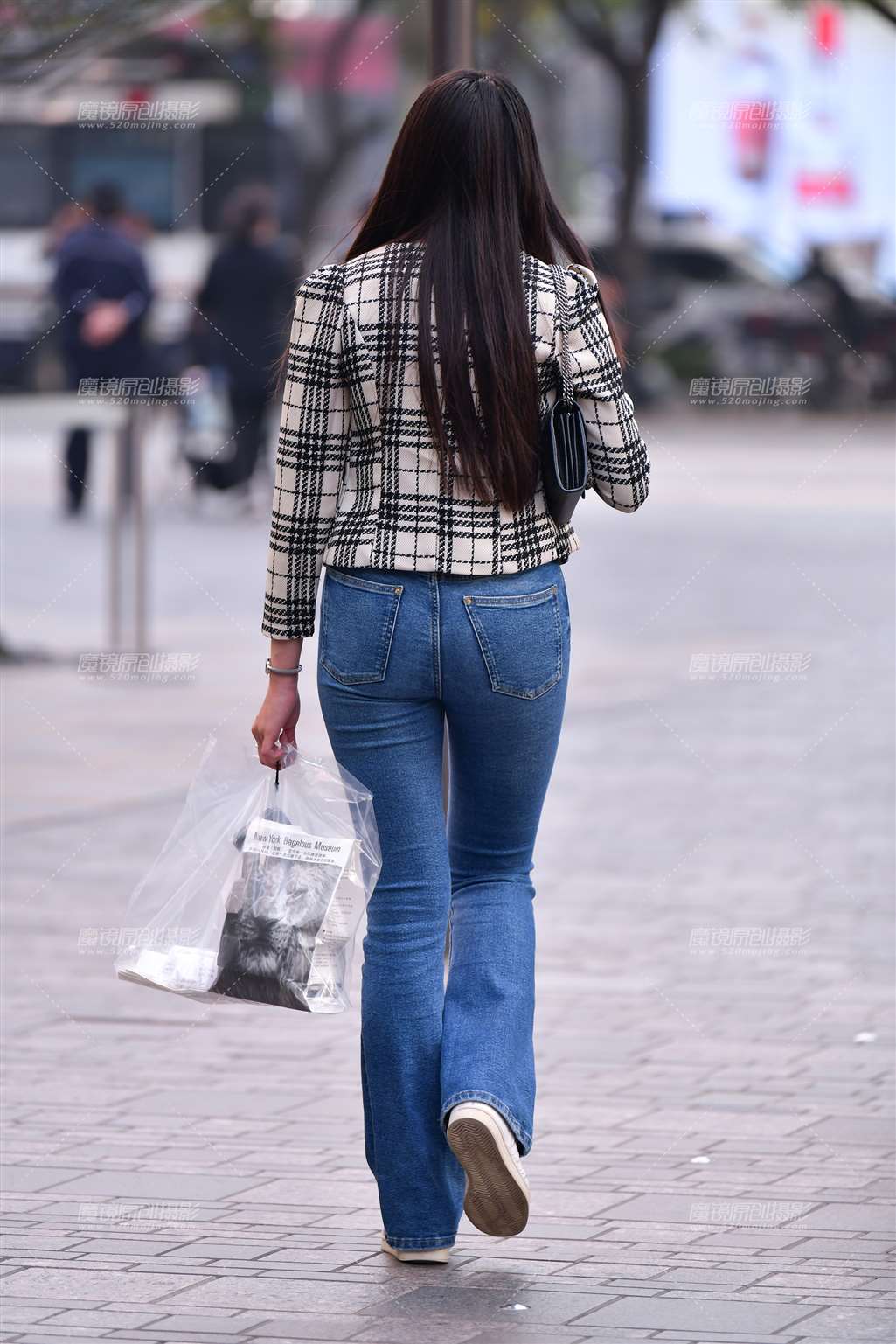 图片[2]-白皙牛仔裤美女-街拍流行馆