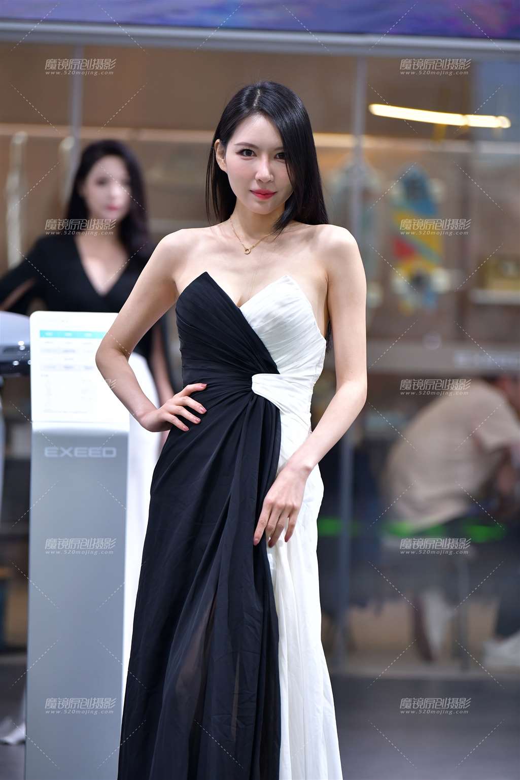 图片[3]-黑白长裙车模美女-街拍流行馆