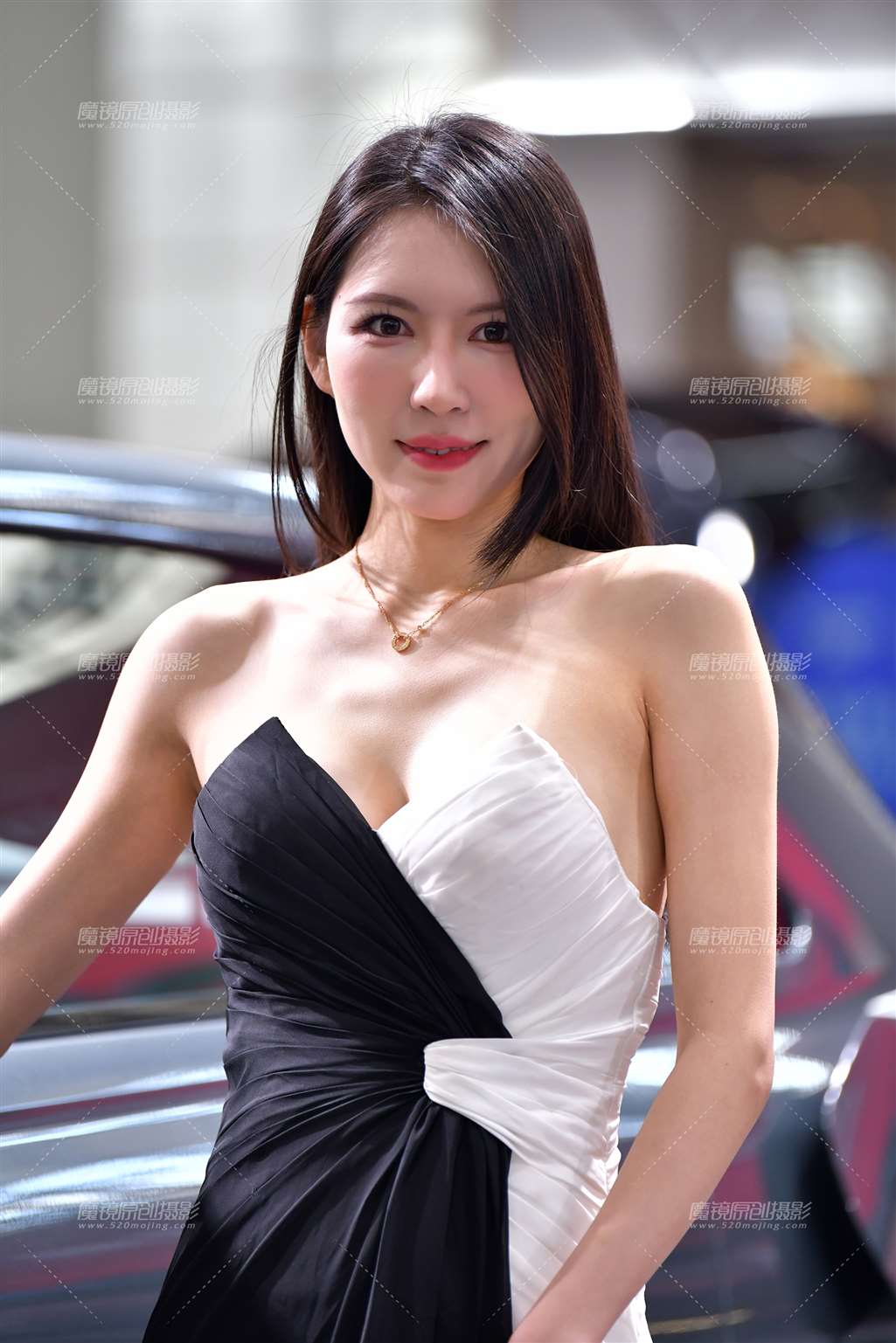 图片[1]-黑白长裙车模美女-街拍流行馆