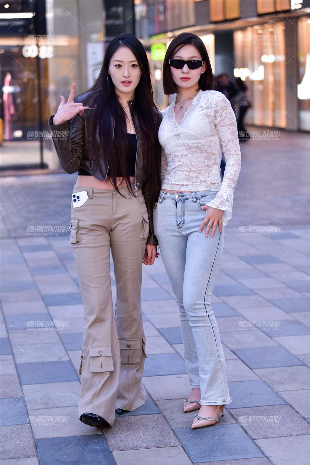 图片[1]-高挑浅色牛仔裤美女-街拍流行馆