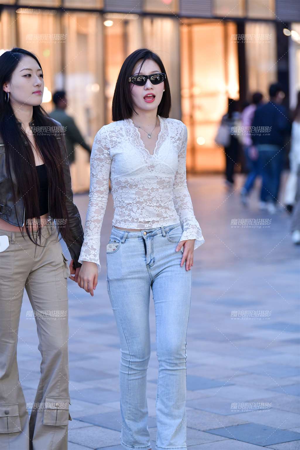 图片[3]-高挑浅色牛仔裤美女-街拍流行馆