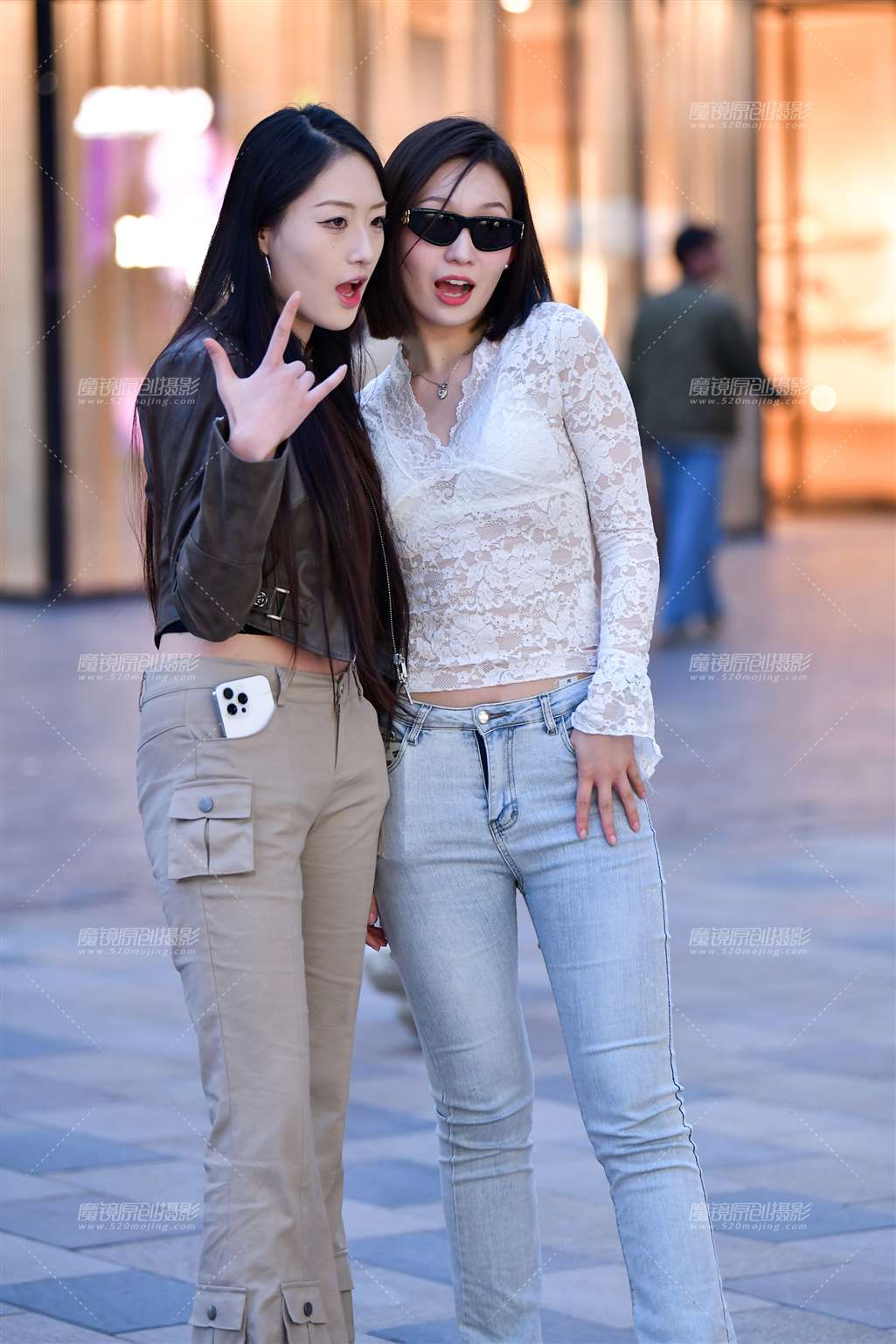 图片[5]-高挑浅色牛仔裤美女-街拍流行馆