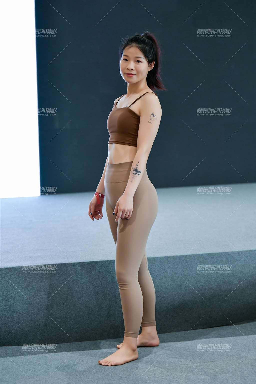 图片[1]-腼腆舒展优美瑜伽美女-街拍流行馆