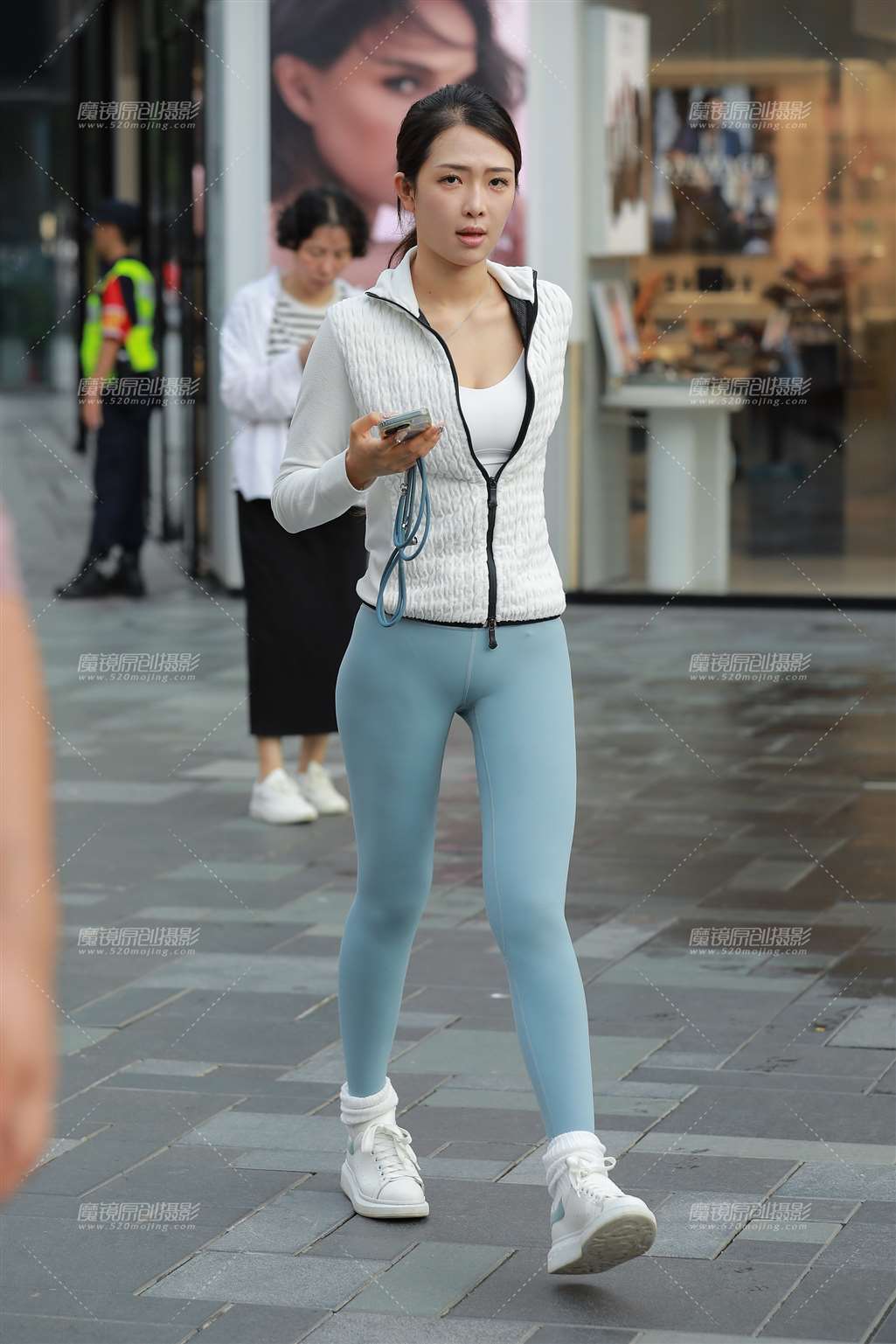 图片[1]-浅绿瑜伽裤美女-街拍流行馆