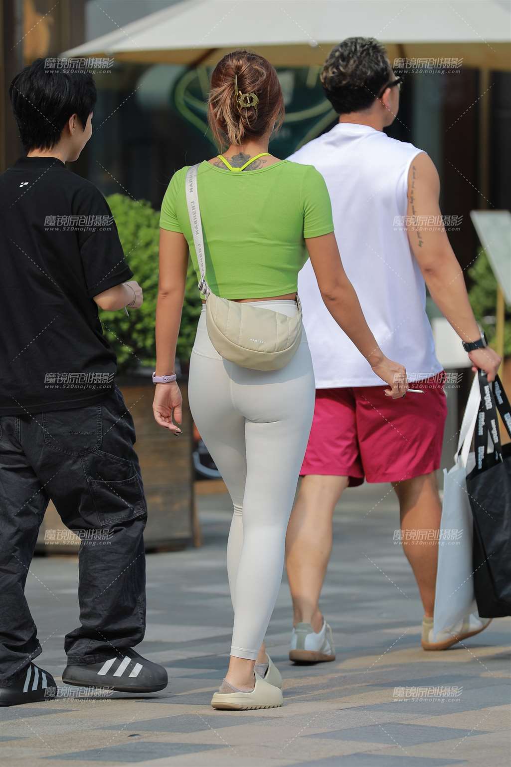 图片[2]-白瑜伽裤健身美女-街拍流行馆