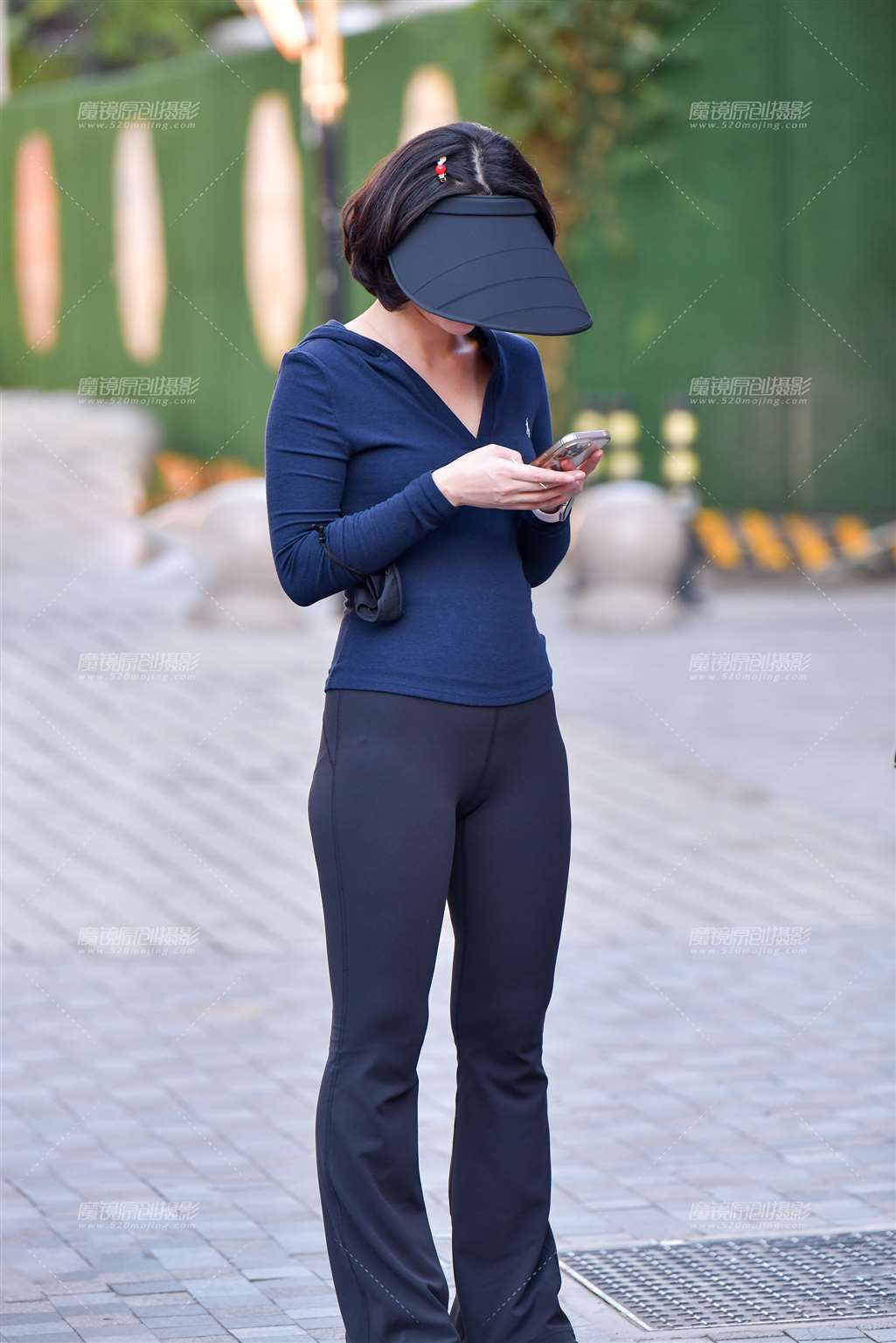 图片[3]-遮阳帽瑜伽紧身裤美女-街拍流行馆