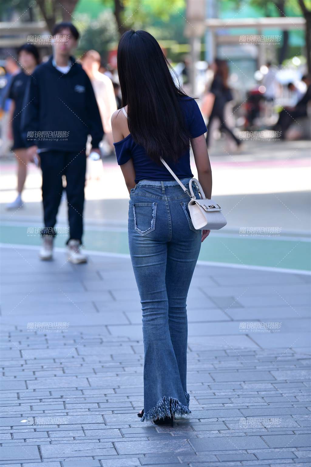 图片[2]-搭讪牛仔裤活泼小美女-街拍流行馆