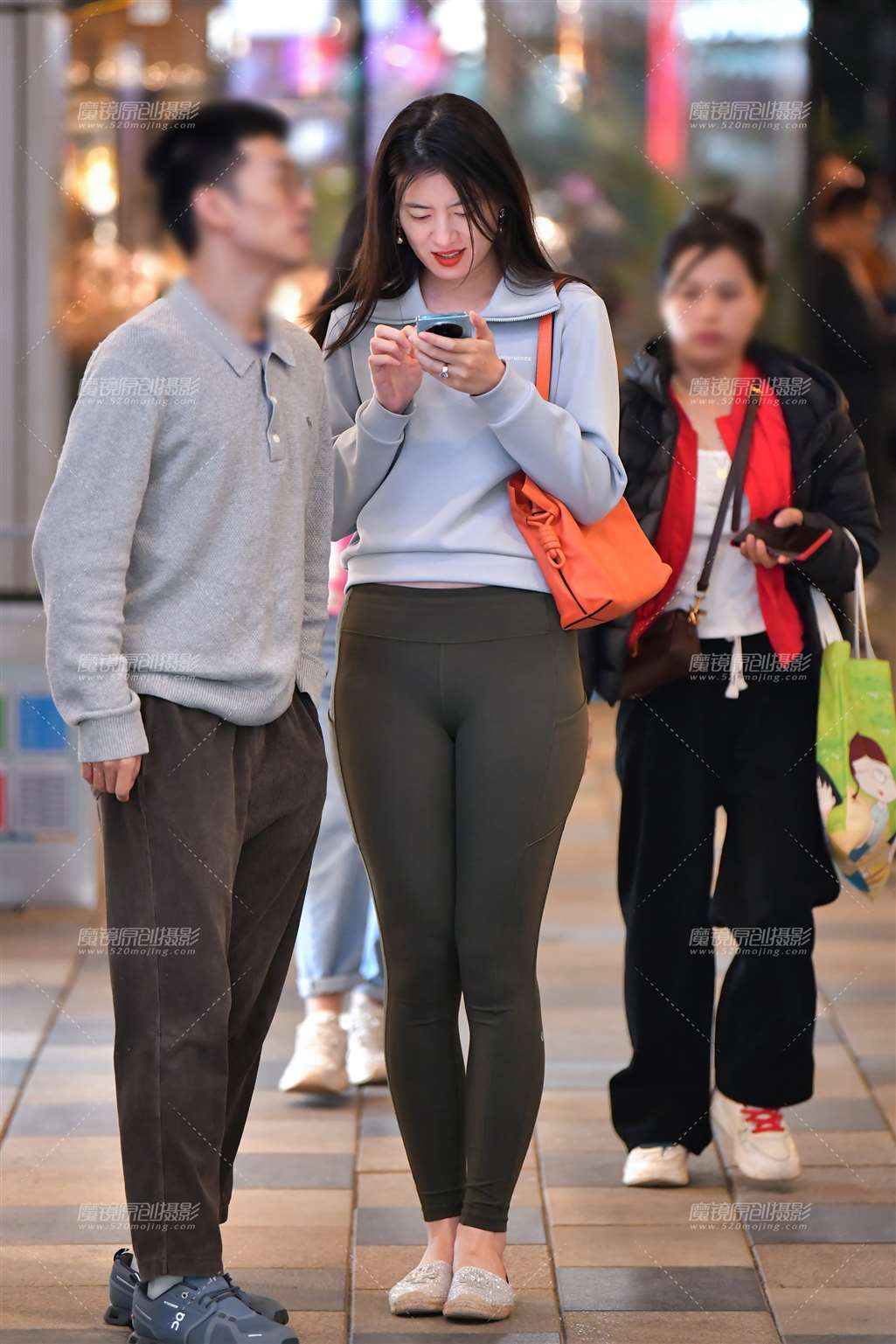 图片[1]-高挑绿色紧身裤美女-街拍流行馆