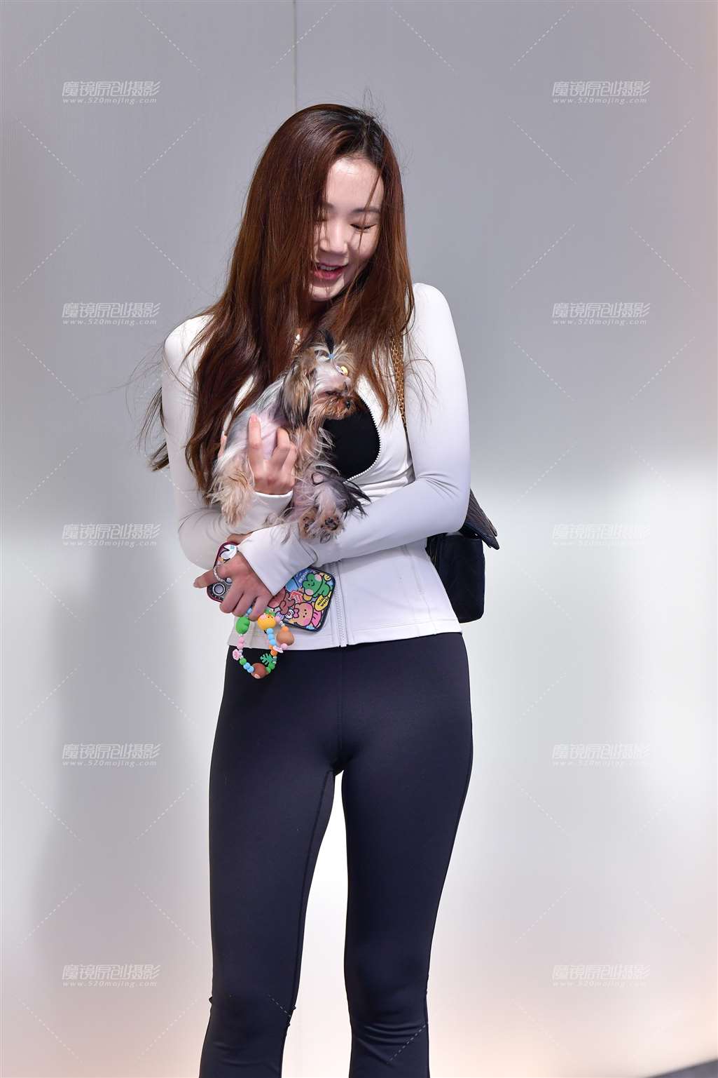 图片[1]-搭讪漂亮瑜伽紧身裤美女-街拍流行馆