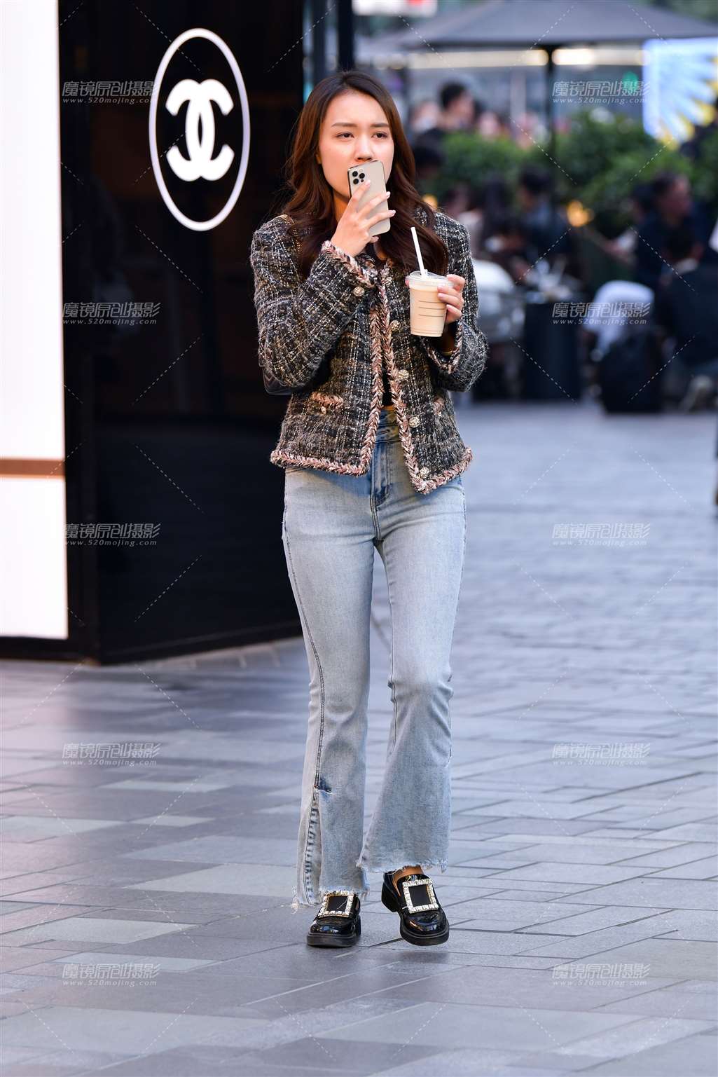 图片[1]-浅色牛仔裤美女-街拍流行馆