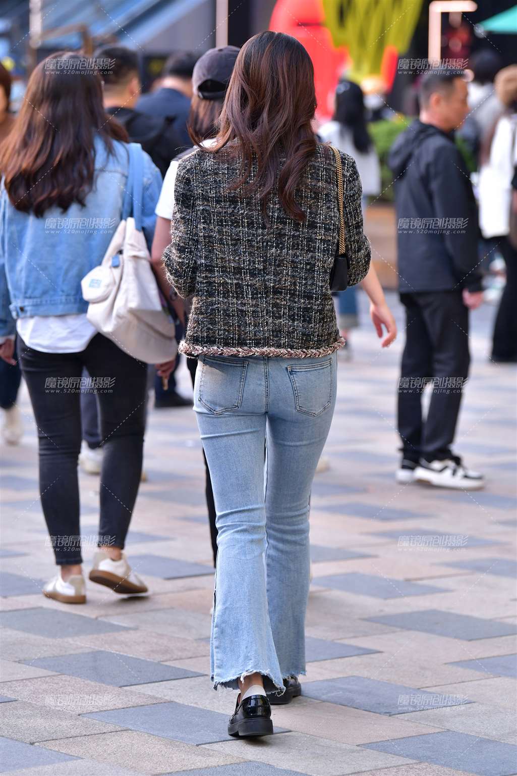 图片[2]-浅色牛仔裤美女-街拍流行馆