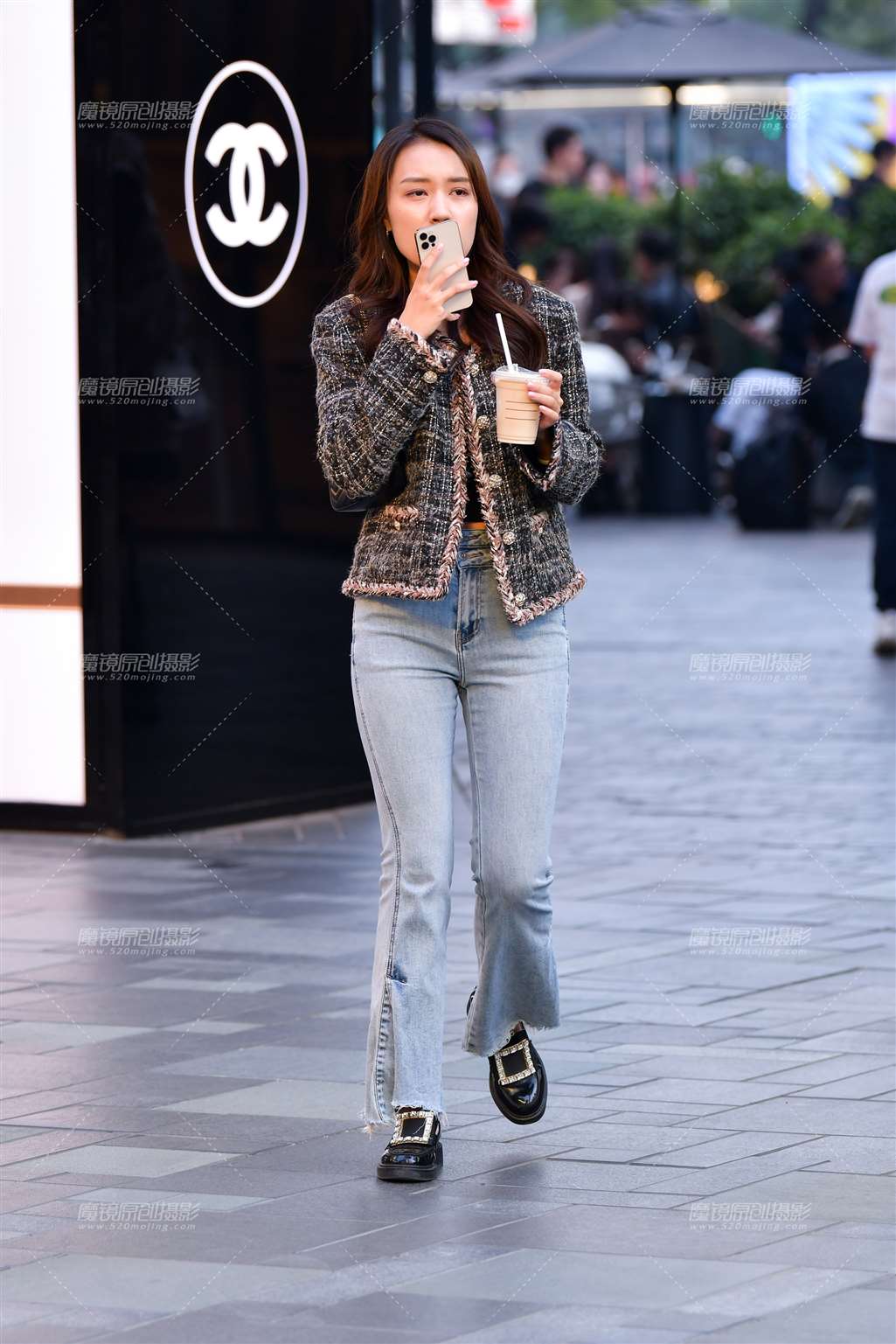 图片[3]-浅色牛仔裤美女-街拍流行馆