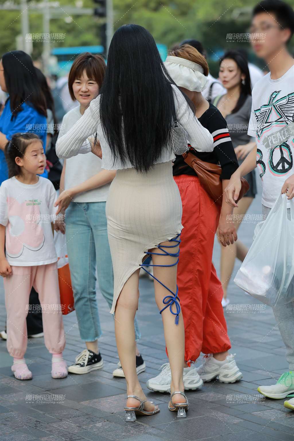 图片[2]-紧身包臀裙美女-街拍流行馆