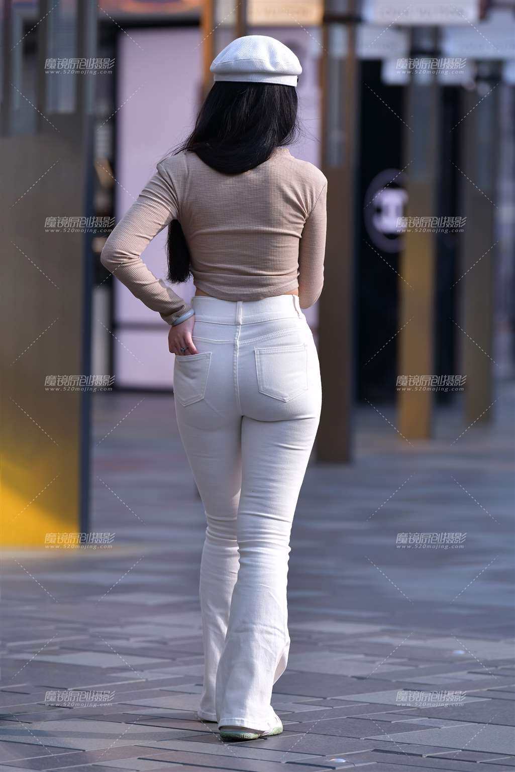 图片[2]-白色牛仔裤紧致美女-街拍流行馆