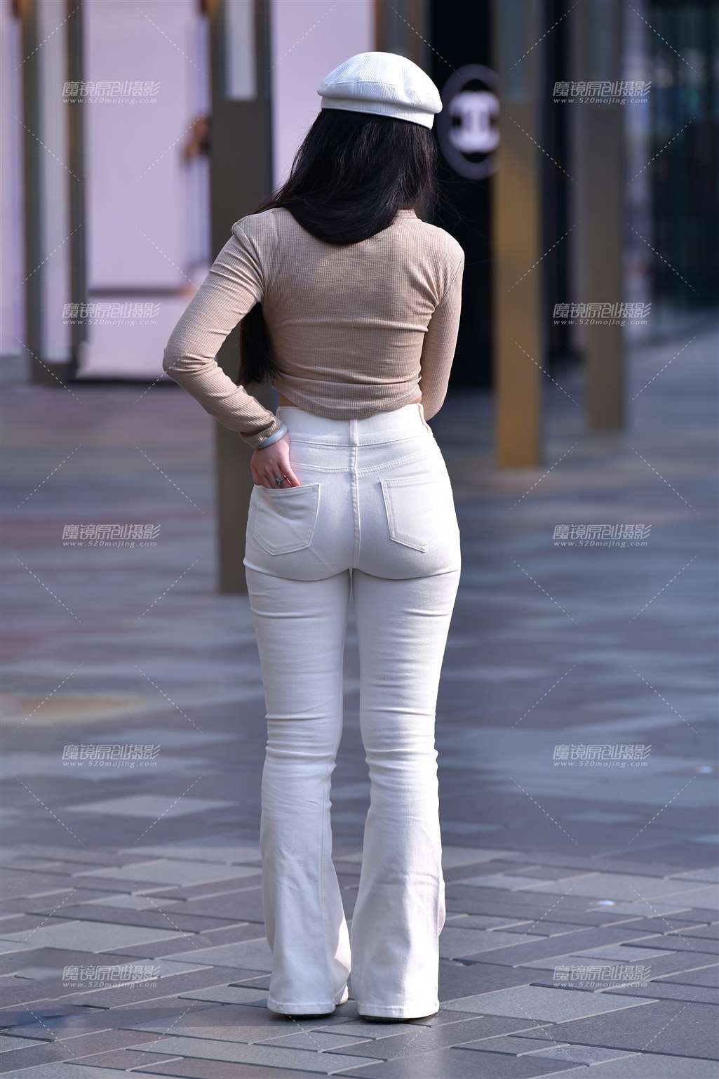 图片[4]-白色牛仔裤紧致美女-街拍流行馆