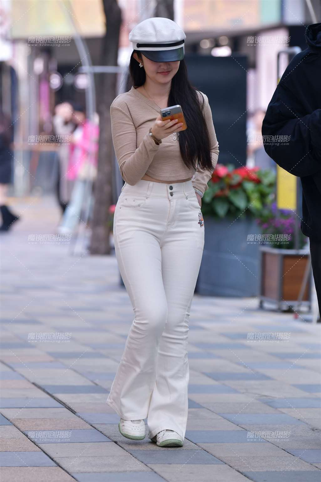 图片[1]-白色牛仔裤紧致美女-街拍流行馆