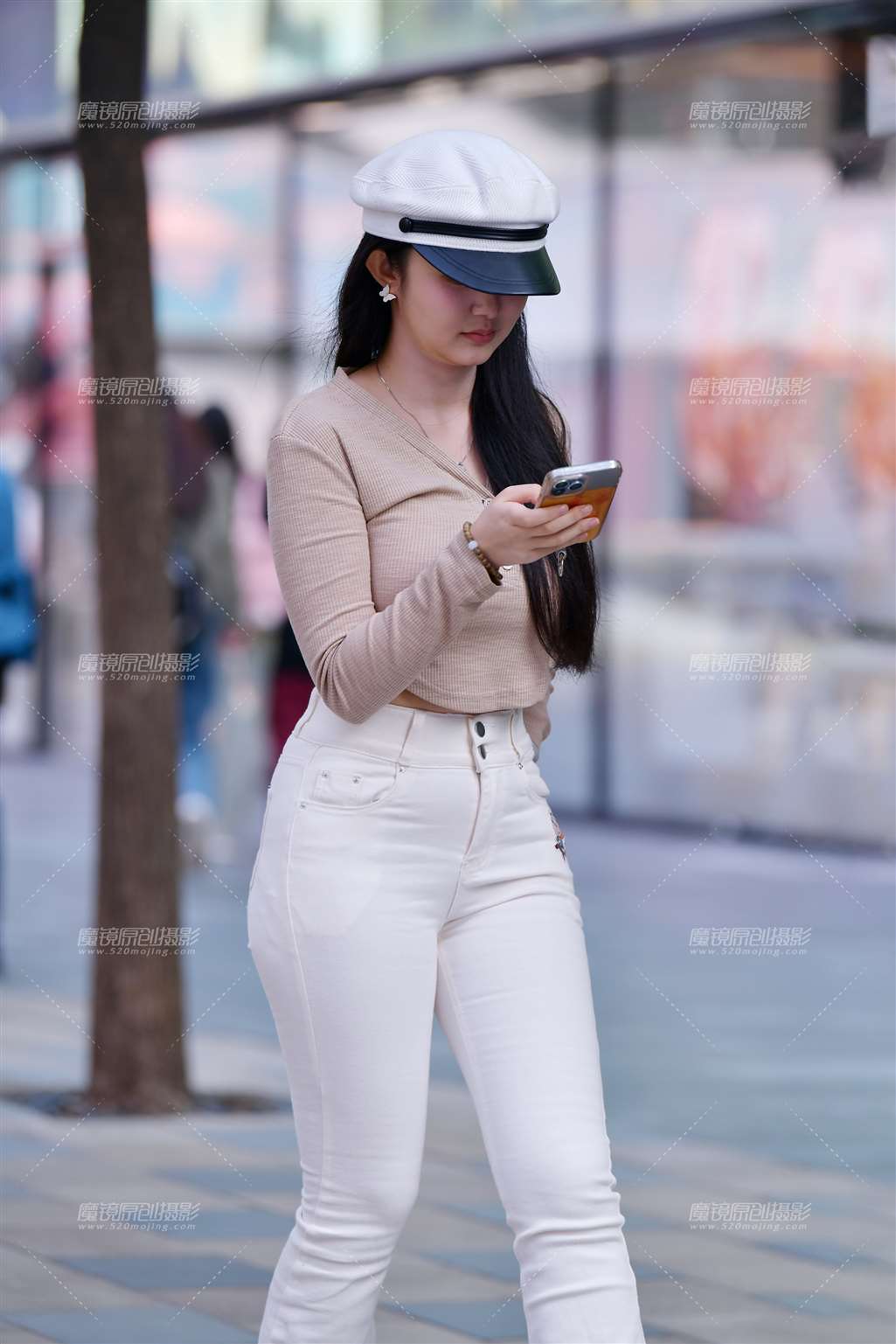 图片[3]-白色牛仔裤紧致美女-街拍流行馆