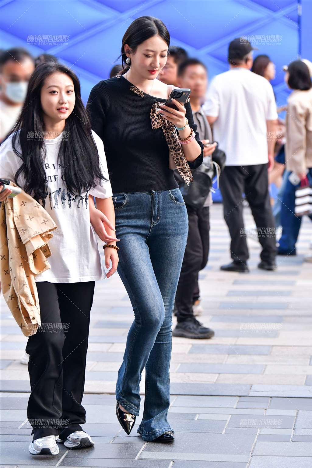 图片[1]-长腿苗条牛仔裤美女-街拍流行馆