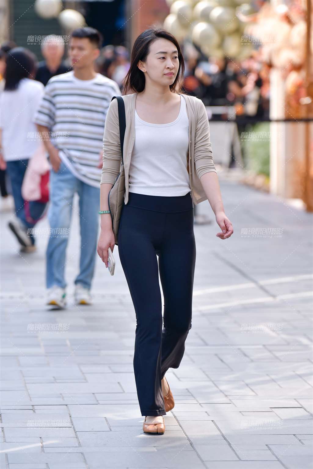 图片[5]-紧致深蓝紧身裤美女-街拍流行馆