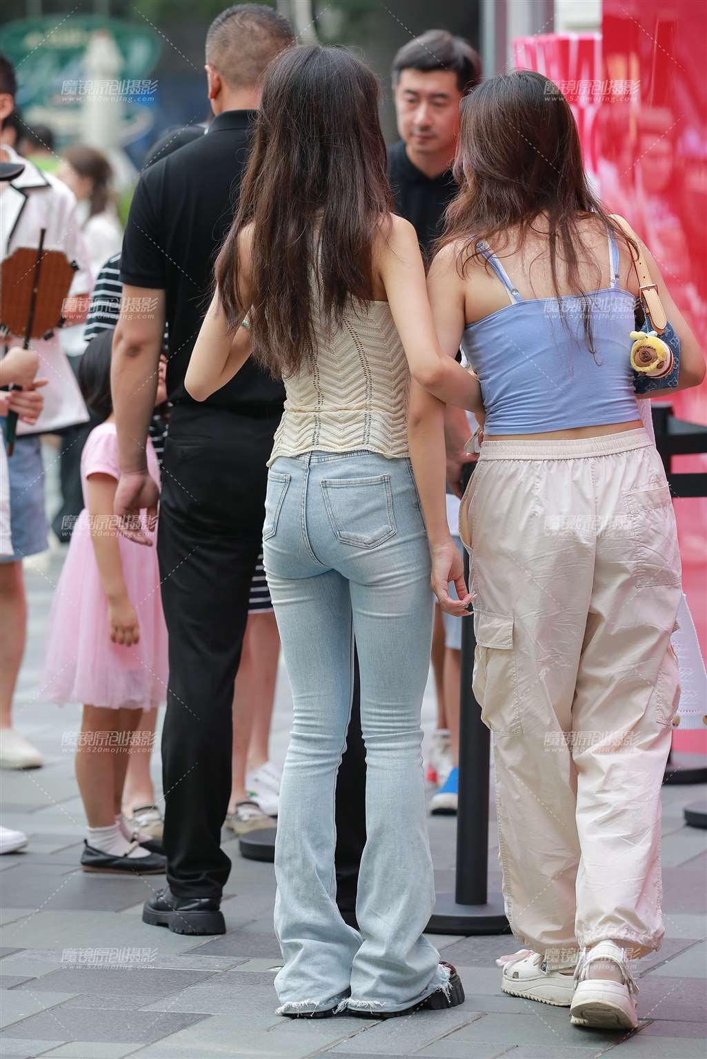 图片[2]-浅蓝牛仔裤小妹-街拍流行馆