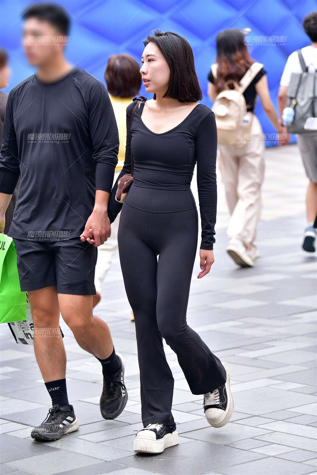 图片[1]-紧身衣紧身裤美女-街拍流行馆