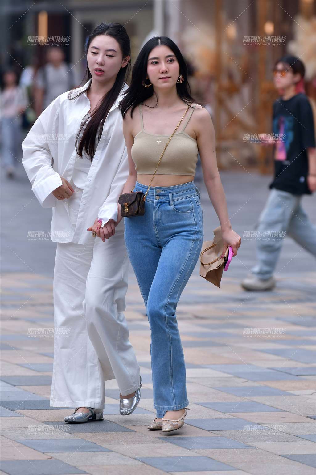 图片[1]-针织吊带牛仔美女-街拍流行馆