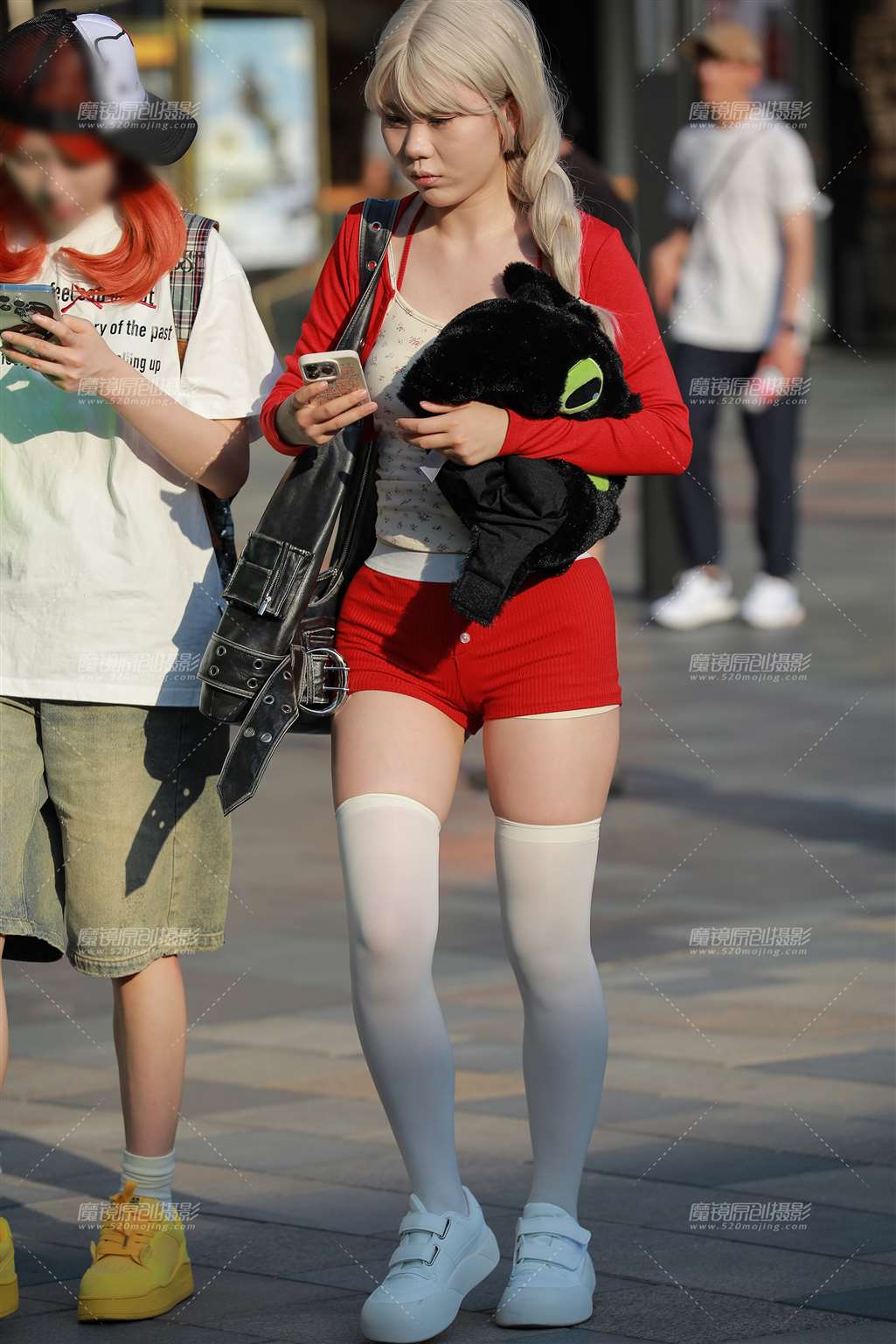图片[1]-红色热裤美女-街拍流行馆