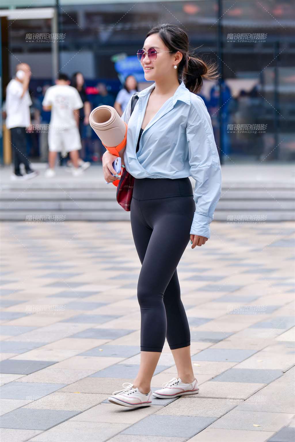 图片[1]-九分瑜伽紧身裤美女-街拍流行馆