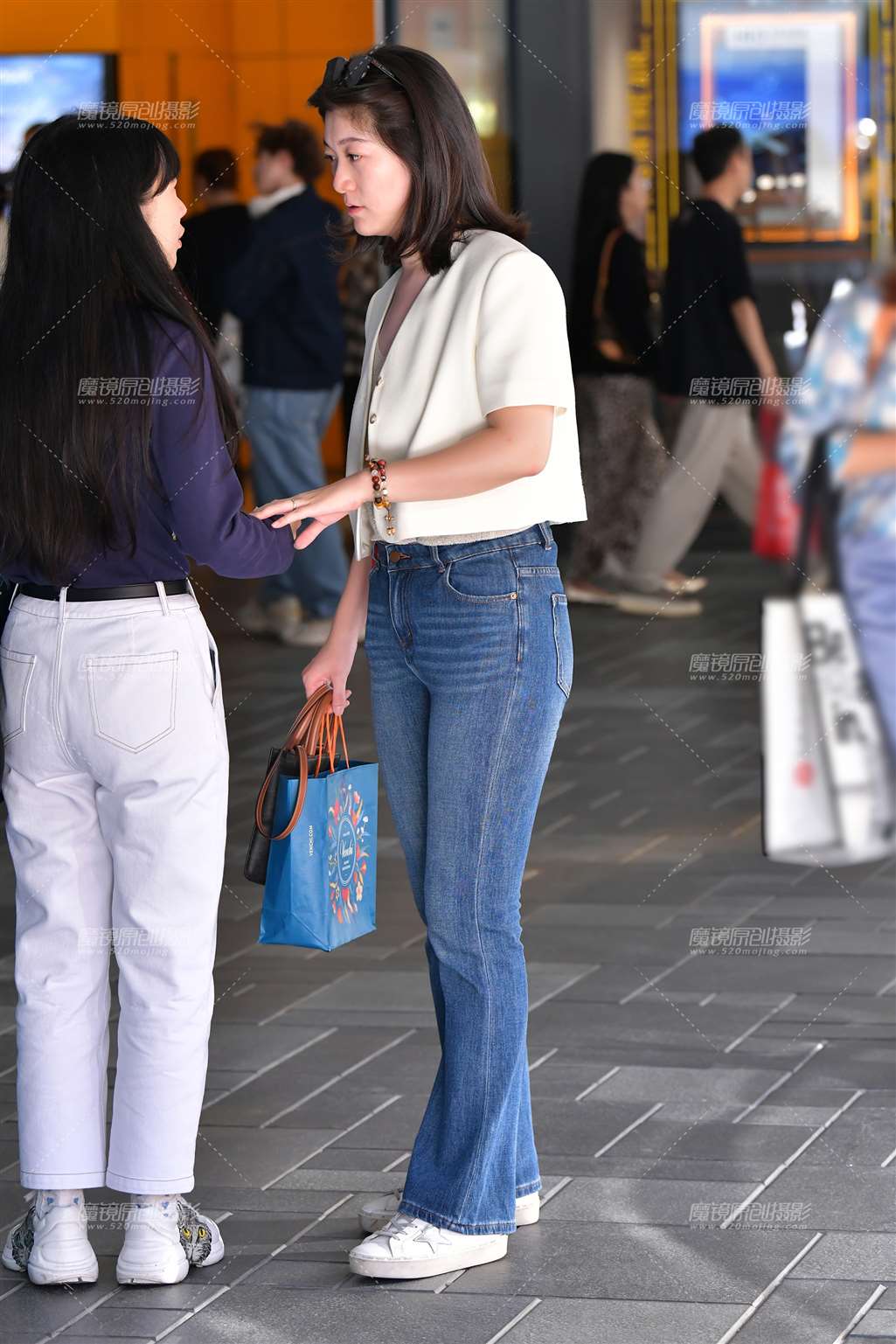 图片[4]-韵味微丰腴牛仔裤美女-街拍流行馆