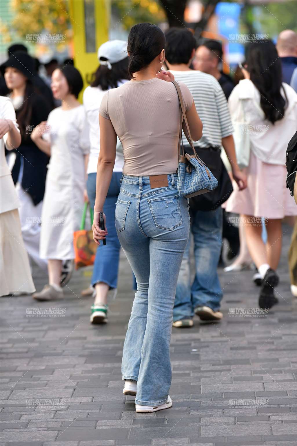 图片[4]-摇曳浅色牛仔裤美女-街拍流行馆
