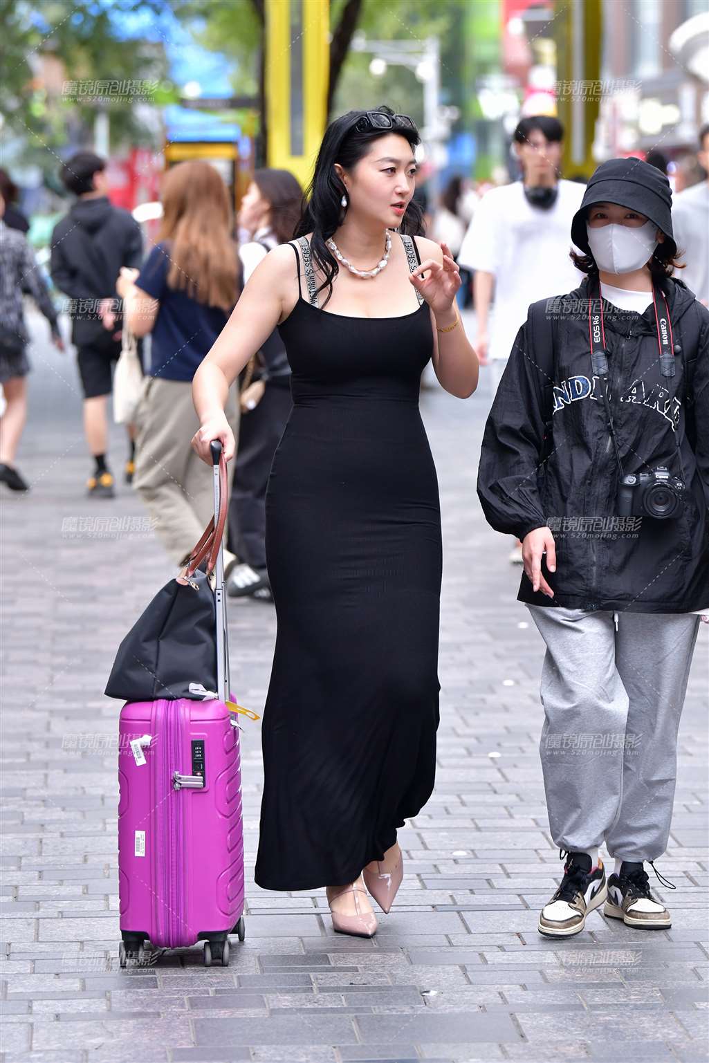图片[4]-微丰腴吊带黑裙美女-街拍流行馆