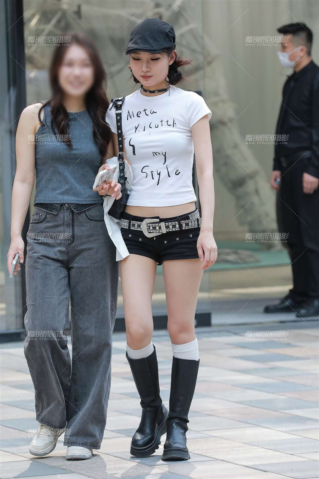 图片[4]-黑色热裤美女-街拍流行馆